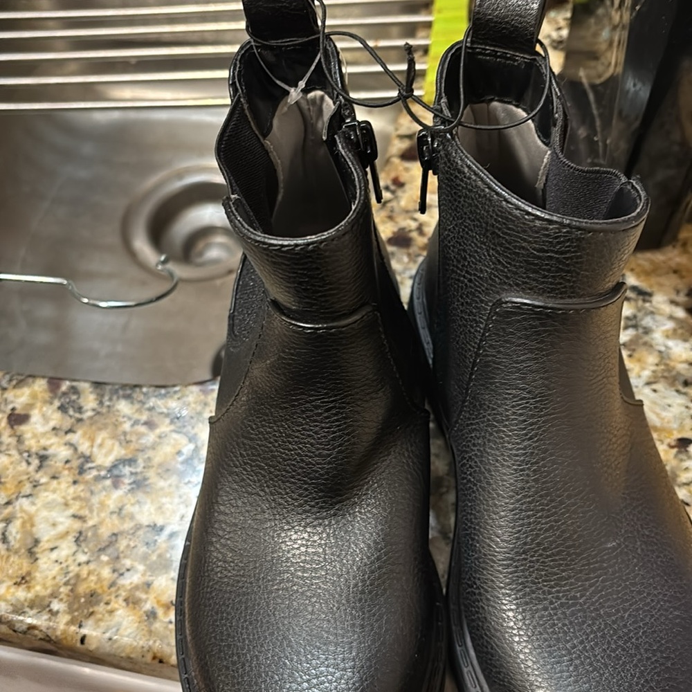 Cat & Jack Ankle Boots Girls or it can be (unisex)
Size 13 Brand New